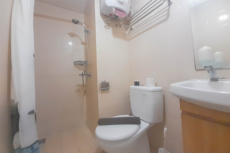 Bathroom, 2BR near UNPAR at Parahyangan Residence Apartment by Travelio, Bandung