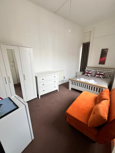 Others 3, Islington budget guesthouse, London