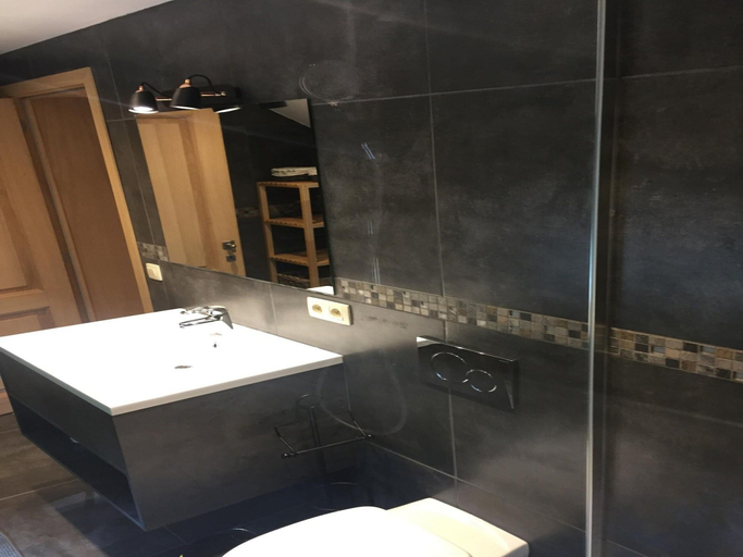 Bathroom 4, Farmhouse by Lake Coo With Jacuzzi, Liège