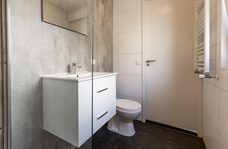 Bathroom 3, Chalet with Pond View in Gelderland, Angerlo