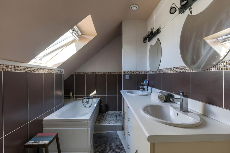 Bathroom 3, Trackside Retreat - Ideal Base in Le Mans, Sarthe