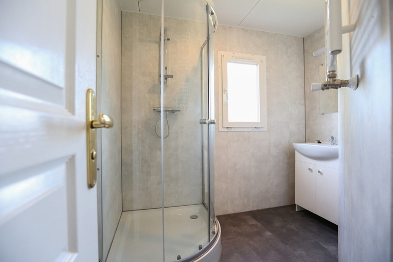 Bathroom, Romantic Boathouse Getaway in Lathum, Angerlo