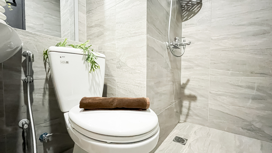 Bathroom 5, 1BR near AEON Alam Sutera at Collins Boulevard Apartment By Travelio, Tangerang