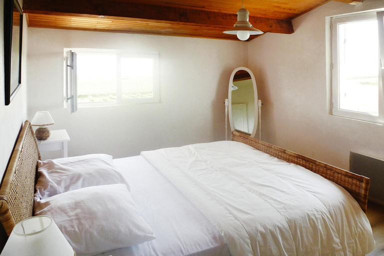 Room 4, Holiday Home in Chenac With Stunning Terrace Views, Charente-Maritime