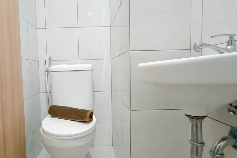 Bathroom 5, Basic Studio (No Kitchen) at Apartment Bandaraya - Tallasa City Makassar By Travelio, Makassar