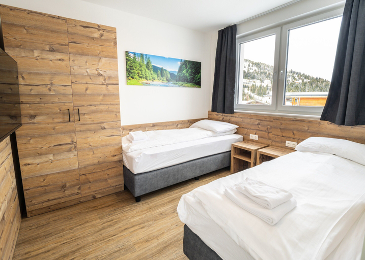 Room 3, Spacious Apartment With Terrace for 8 Guests, Tamsweg