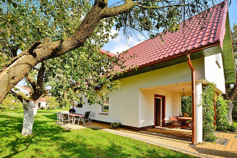 Garden 2, Large Holiday Home With a Beautiful Garden, Sławno