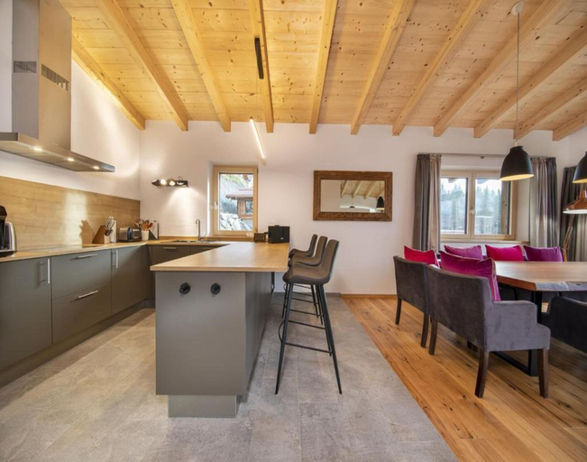 Dining 5, Stylish Alpine Chalet with Carport, Zell am See