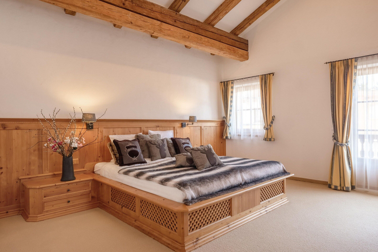 Room 5, Elegant Chalet Near Slopes & Village, Kitzbühel