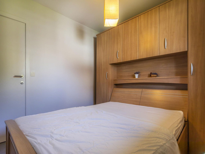 Room 3, Sunny Flat in Maeterlinck Residence Near Seaside, West-Vlaanderen