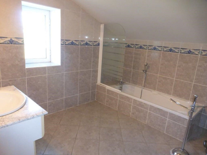 Bathroom 4, Spacious Holiday Home in Monsegur With Pool, Lot-et-Garonne