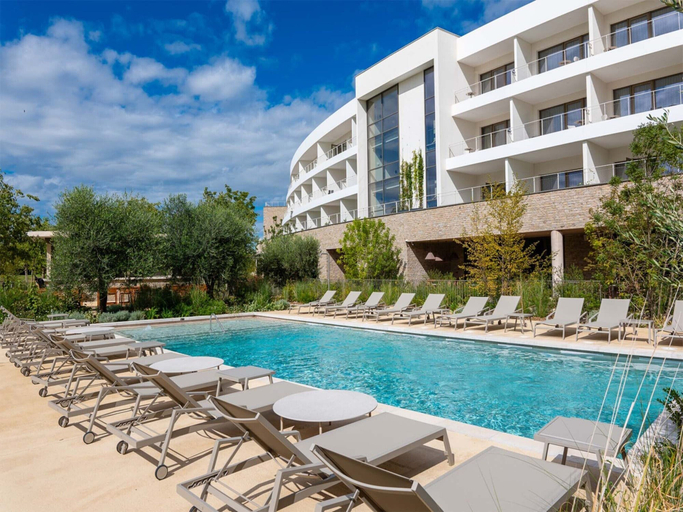 Pool 2, Apartment in Baillargues Near Golf Course, Hérault