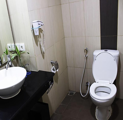 Bathroom 4, Days Hotel & Suites by Wyndham Jakarta Airport, Tangerang