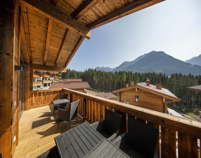 Balcony 4, Stylish Alpine Chalet with Carport, Zell am See