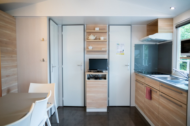 Private kitchen 3, Chalet in Olloy-sur-viroin With Patio, Namur