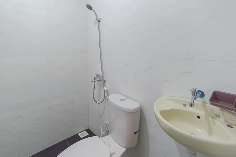Bathroom 2, RedDoorz @ Diamond Inn Stasiun Pekalongan, Pekalongan