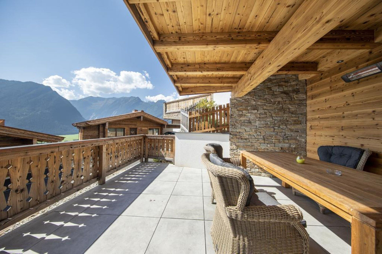 Outdoor dining 5, Stylish Chalet by Ski Slopes, Zell am See
