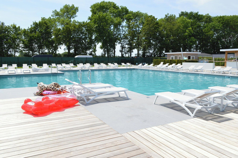 Pool 2, Holiday Home With gas Fireplace & Bath, Margraten