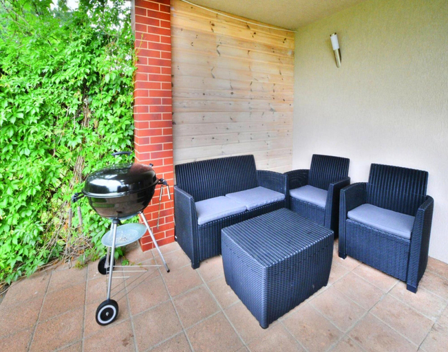 Balcony, Large, Comfortable Holiday Home With a Garden, Sławno