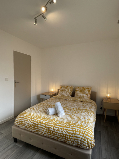 Room 3, Apartment in Yvre-l'eveque Near Le Mans Circuit, Sarthe