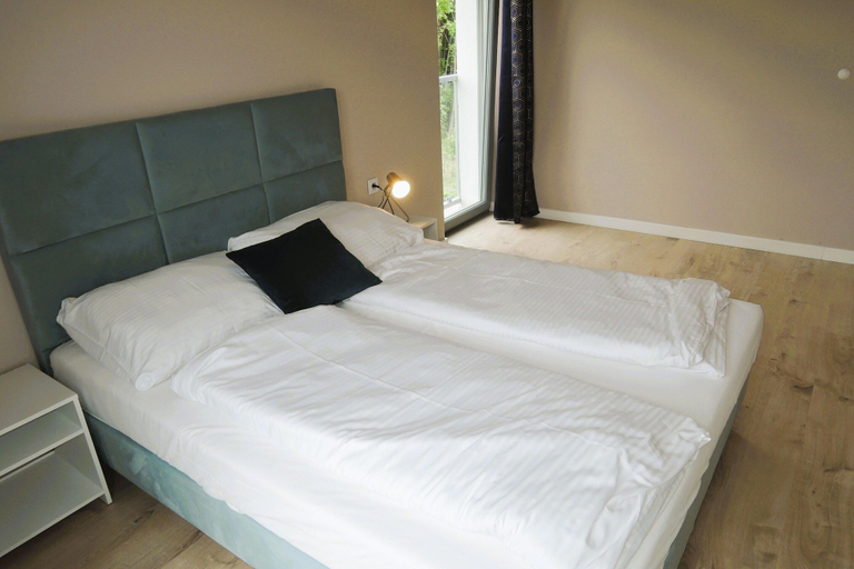 Room 5, New, Large Holiday Home for 10 People, Kamień