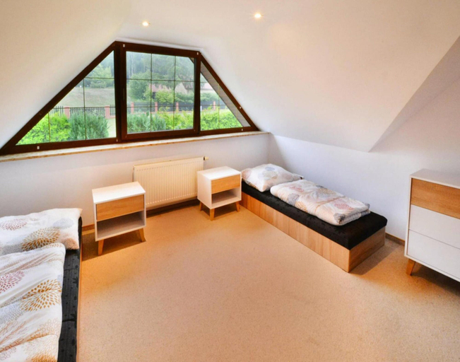 Room 2, Large, Comfortable Holiday Home With a Garden, Sławno