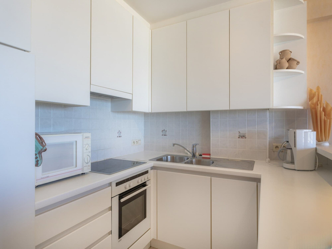 Private kitchen 3, Central Seafront Apartment in Koksijde, West-Vlaanderen