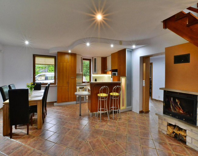 Dining 5, Large, Comfortable Holiday Home With a Garden, Sławno