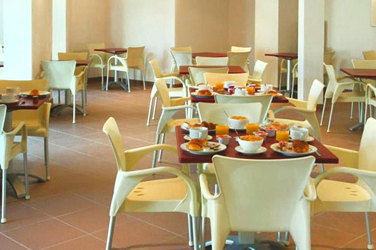 Dining 4, Seaside Retreat With Pool in Normandy, Calvados