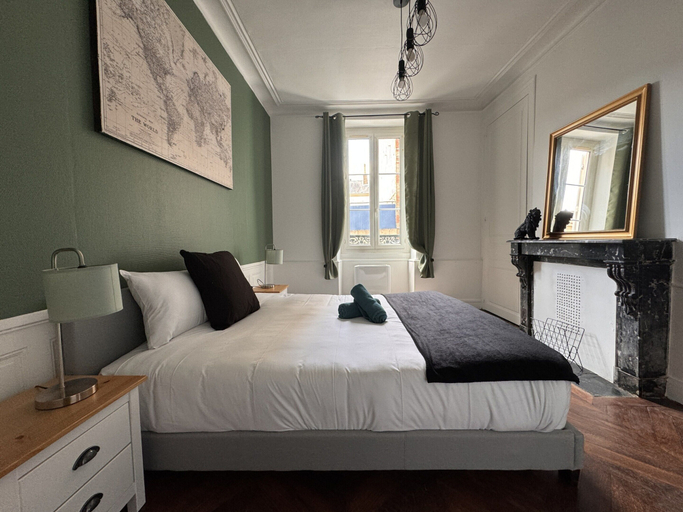 Room 4, Refined Apartment With Courtyard in La Mans, Sarthe