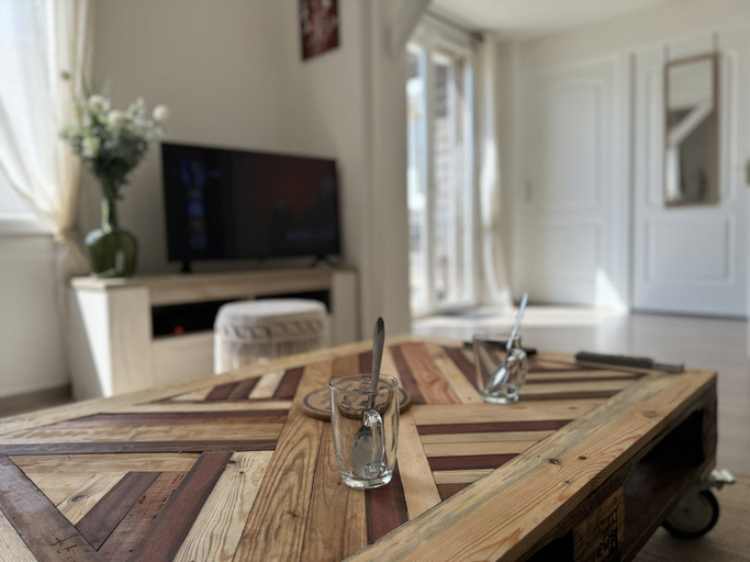 Dining 5, House in Le Mans With Private Courtyard, Sarthe