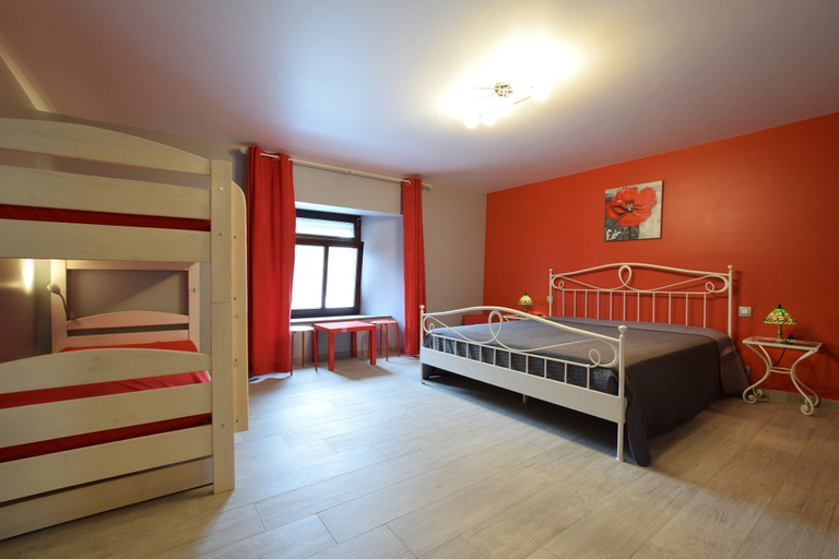 Room 3, Pretty Cottage with 2 Bathrooms near Neufchateau, Luxembourg