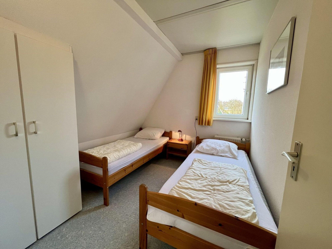 Room 4, Holiday Bungalow With Wifi Near Beach, Zijpe
