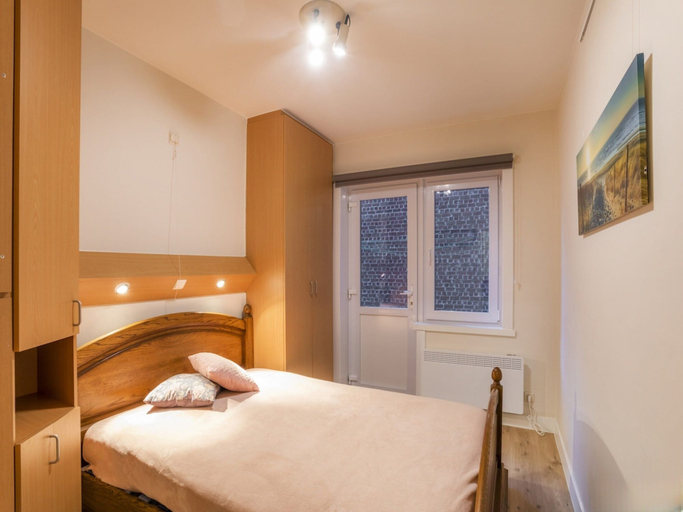 Room 2, Renovated Flat Suitable for 6 People, West-Vlaanderen