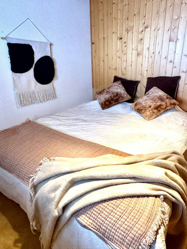Room 4, Chalet in Chateau-d'oex Near Gstaad Ski Resort, Pays-d'Enhaut