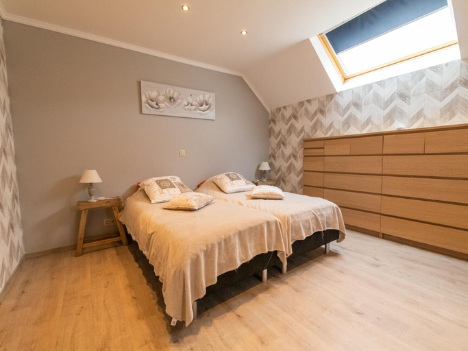 Room 3, Farmhouse by Lake Coo With Jacuzzi, Liège