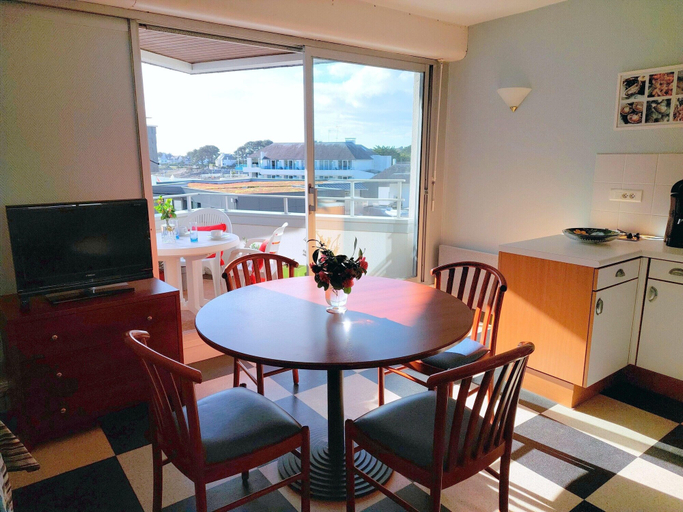 Dining 5, Apartment in Cornouaille near Sandy Beach, Finistère