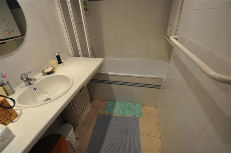 Bathroom, Apartment in Duinbergen With Side Sea View, West-Vlaanderen