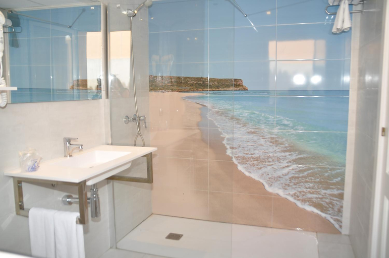 Bathroom 2, Arenas de Son Bou, Baleares
