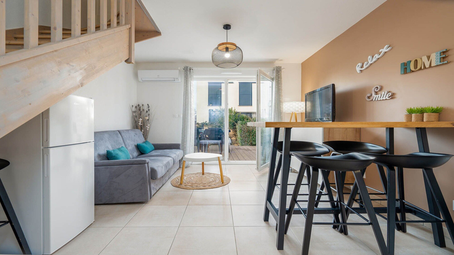 Dining 3, Villa in France Near Beach & Heated Pool, Hérault
