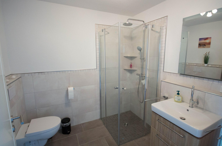 Bathroom 4, Haus in Dornum mit Kostenlosem Strandkorb, Aurich