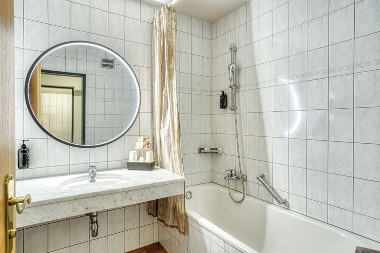Bathroom 4, Boutique house happYellow, Zell am See