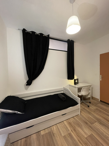 Room 5, 3-bedroom Apartment With Premium Amenities, Sarthe