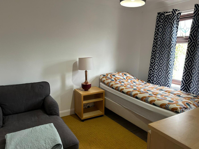 Others 2, Room in Trumpington London, London