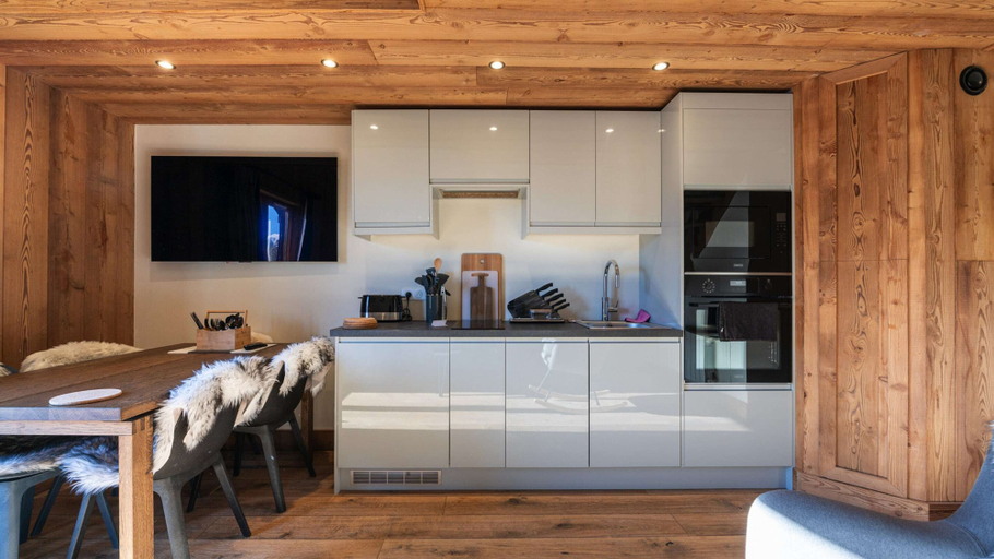 Private kitchen, Apartment in France With Mountain Views & Pool, Savoie