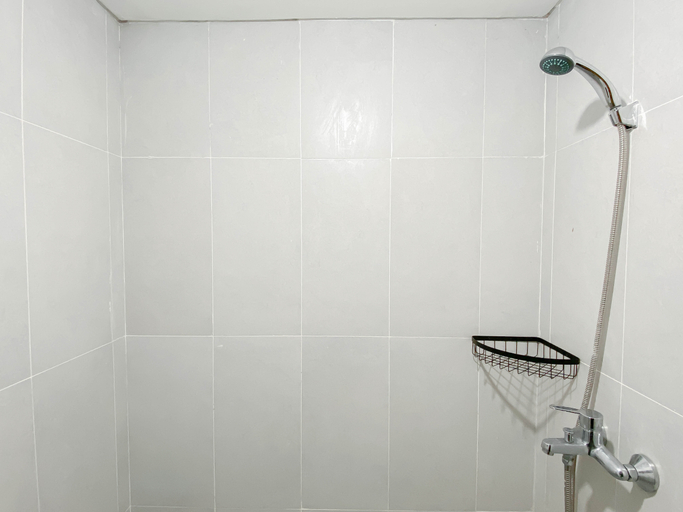 Bathroom 5, Minimalistic Designed Studio Apartment at Royal Sentul Park By Travelio, Bogor
