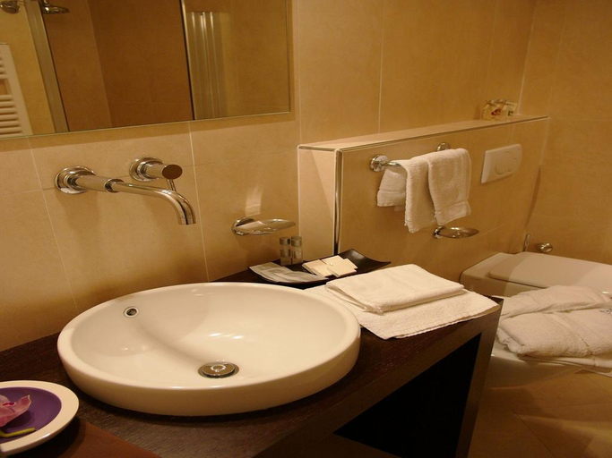 Bathroom 5, Dory, Rimini