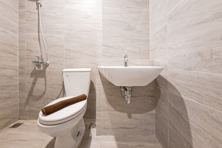 Bathroom 5, Modern Look Studio at Collins Boulevard Apartment By Travelio, Tangerang