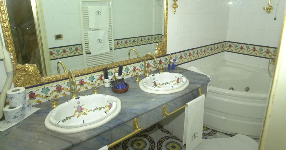 Bathroom, Grand Hotel La Sonrisa, Napoli
