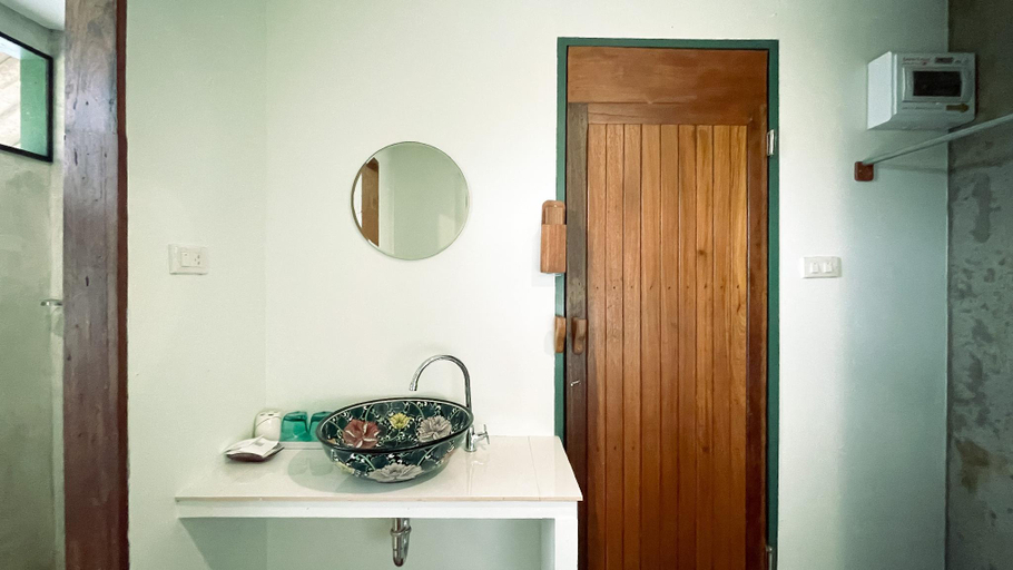 Bathroom 5, Rimsira, Pathiu